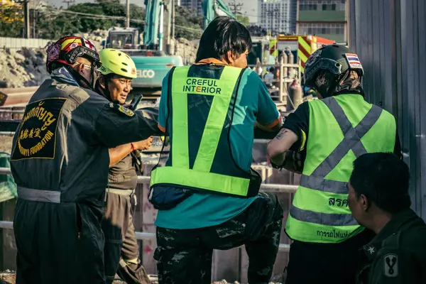 Bangkok, Tayland, 28 Mart 2025 'te Bangkok' taki kurtarma ekipleri, depremin Tayland başkentini vurmasından sonra yıkılan yüksek binaların inşaatı devam ediyor..