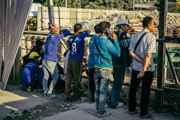 Bangkok, Tayland, 28 Mart 2025 'te Bangkok' taki kurtarma ekipleri, depremin Tayland başkentini vurmasından sonra yıkılan yüksek binaların inşaatı devam ediyor..