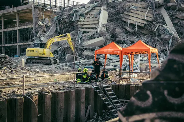 Bangkok, Tayland, 28 Mart 2025 'te Bangkok' taki kurtarma ekipleri, depremin Tayland başkentini vurmasından sonra yıkılan yüksek binaların inşaatı devam ediyor..