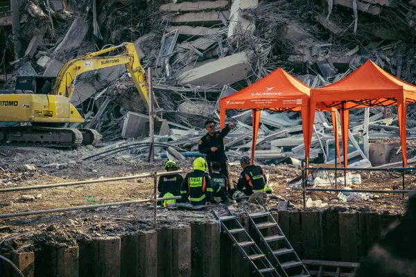 Bangkok, Tayland, 28 Mart 2025 'te Bangkok' taki kurtarma ekipleri, depremin Tayland başkentini vurmasından sonra yıkılan yüksek binaların inşaatı devam ediyor..