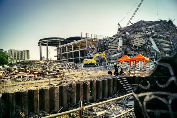 Bangkok, Tayland, 28 Mart 2025 'te Bangkok' taki kurtarma ekipleri, depremin Tayland başkentini vurmasından sonra yıkılan yüksek binaların inşaatı devam ediyor..