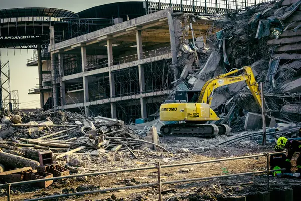 Bangkok, Tayland, 28 Mart 2025 'te Bangkok' taki kurtarma ekipleri, depremin Tayland başkentini vurmasından sonra yıkılan yüksek binaların inşaatı devam ediyor..