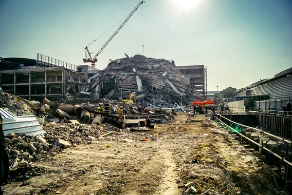 Bangkok, Tayland, 28 Mart 2025 'te Bangkok' taki kurtarma ekipleri, depremin Tayland başkentini vurmasından sonra yıkılan yüksek binaların inşaatı devam ediyor..