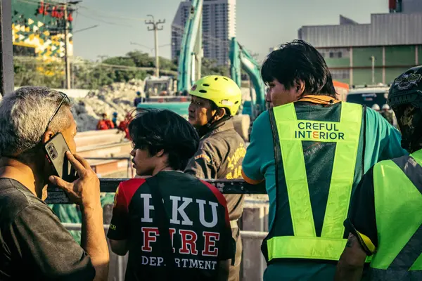 Bangkok, Tayland, 28 Mart 2025 'te Bangkok' taki kurtarma ekipleri, depremin Tayland başkentini vurmasından sonra yıkılan yüksek binaların inşaatı devam ediyor..