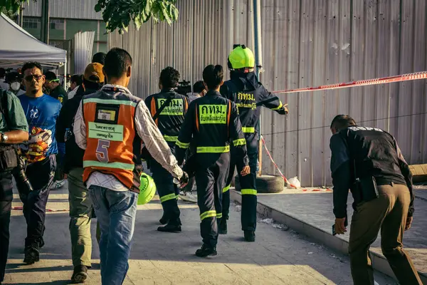 Bangkok, Tayland, 28 Mart 2025 'te Bangkok' taki kurtarma ekipleri, depremin Tayland başkentini vurmasından sonra yıkılan yüksek binaların inşaatı devam ediyor..