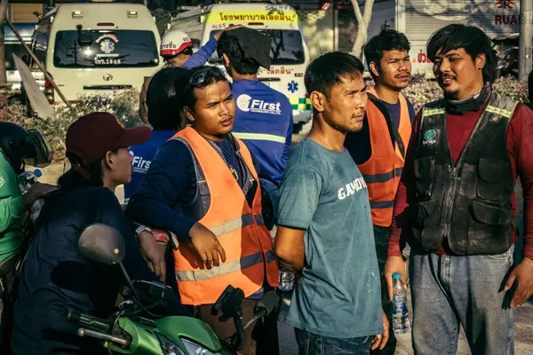 Bangkok, Tayland, 28 Mart 2025 'te Bangkok' taki kurtarma ekipleri, depremin Tayland başkentini vurmasından sonra yıkılan yüksek binaların inşaatı devam ediyor..