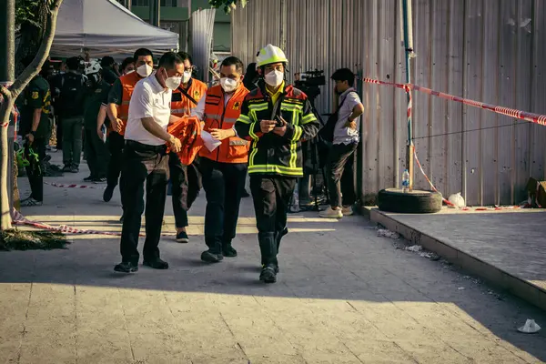 Bangkok, Tayland, 28 Mart 2025 'te Bangkok' taki kurtarma ekipleri, depremin Tayland başkentini vurmasından sonra yıkılan yüksek binaların inşaatı devam ediyor..