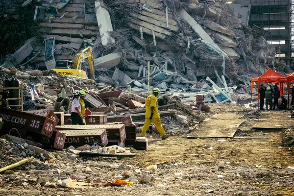 Bangkok, Tayland, 28 Mart 2025 'te Bangkok' taki kurtarma ekipleri, depremin Tayland başkentini vurmasından sonra yıkılan yüksek binaların inşaatı devam ediyor..