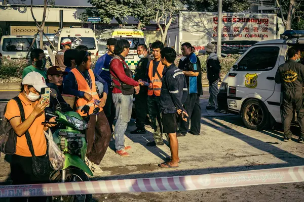 Bangkok, Tayland, 28 Mart 2025 'te Bangkok' taki kurtarma ekipleri, depremin Tayland başkentini vurmasından sonra yıkılan yüksek binaların inşaatı devam ediyor..