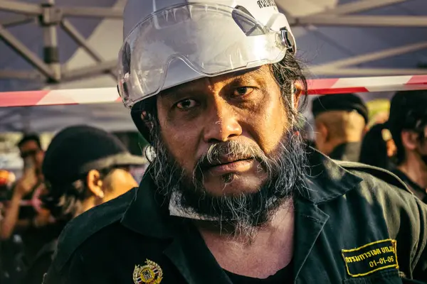 Bangkok, Tayland, 28 Mart 2025 'te Bangkok' taki kurtarma ekipleri, depremin Tayland başkentini vurmasından sonra yıkılan yüksek binaların inşaatı devam ediyor..