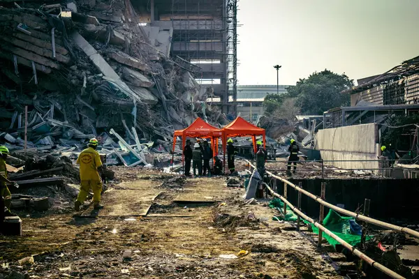 Bangkok, Tayland, 28 Mart 2025 'te Bangkok' taki kurtarma ekipleri, depremin Tayland başkentini vurmasından sonra yıkılan yüksek binaların inşaatı devam ediyor..