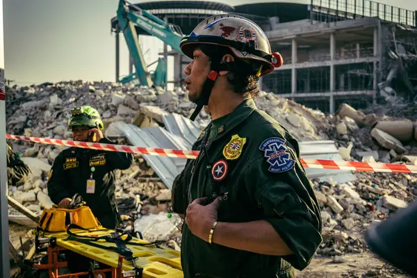 Bangkok, Tayland, 28 Mart 2025 'te Bangkok' taki kurtarma ekipleri, depremin Tayland başkentini vurmasından sonra yıkılan yüksek binaların inşaatı devam ediyor..