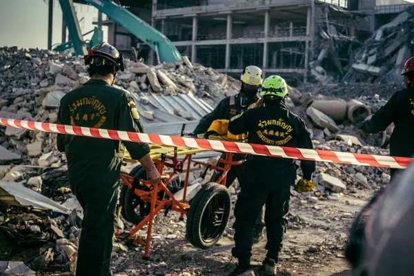 Bangkok, Tayland, 28 Mart 2025 'te Bangkok' taki kurtarma ekipleri, depremin Tayland başkentini vurmasından sonra yıkılan yüksek binaların inşaatı devam ediyor..