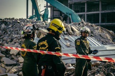 Bangkok, Tayland, 28 Mart 2025 'te Bangkok' taki kurtarma ekipleri, depremin Tayland başkentini vurmasından sonra yıkılan yüksek binaların inşaatı devam ediyor..