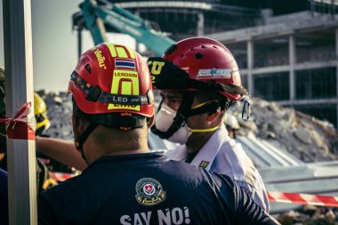 Bangkok, Tayland, 28 Mart 2025 'te Bangkok' taki kurtarma ekipleri, depremin Tayland başkentini vurmasından sonra yıkılan yüksek binaların inşaatı devam ediyor..