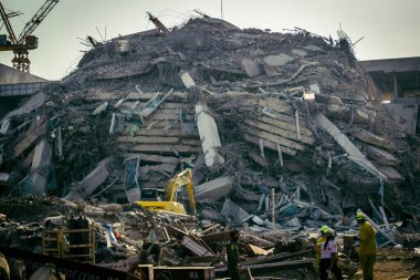 Bangkok, Tayland, 28 Mart 2025 'te Bangkok' taki kurtarma ekipleri, depremin Tayland başkentini vurmasından sonra yıkılan yüksek binaların inşaatı devam ediyor..