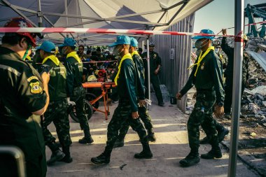 Bangkok, Tayland, 28 Mart 2025 'te Bangkok' taki kurtarma ekipleri, depremin Tayland başkentini vurmasından sonra yıkılan yüksek binaların inşaatı devam ediyor..