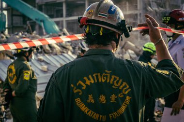 Bangkok, Tayland, 28 Mart 2025 'te Bangkok' taki kurtarma ekipleri, depremin Tayland başkentini vurmasından sonra yıkılan yüksek binaların inşaatı devam ediyor..