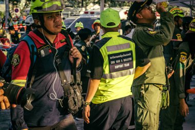 Bangkok, Tayland, 28 Mart 2025 'te Bangkok' taki kurtarma ekipleri, depremin Tayland başkentini vurmasından sonra yıkılan yüksek binaların inşaatı devam ediyor..