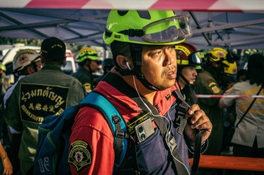 Bangkok, Tayland, 28 Mart 2025 'te Bangkok' taki kurtarma ekipleri, depremin Tayland başkentini vurmasından sonra yıkılan yüksek binaların inşaatı devam ediyor..