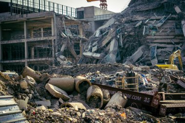 Bangkok, Tayland, 28 Mart 2025 'te Bangkok' taki kurtarma ekipleri, depremin Tayland başkentini vurmasından sonra yıkılan yüksek binaların inşaatı devam ediyor..