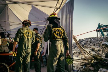 Bangkok, Tayland, 28 Mart 2025 'te Bangkok' taki kurtarma ekipleri, depremin Tayland başkentini vurmasından sonra yıkılan yüksek binaların inşaatı devam ediyor..