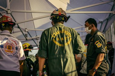 Bangkok, Tayland, 28 Mart 2025 'te Bangkok' taki kurtarma ekipleri, depremin Tayland başkentini vurmasından sonra yıkılan yüksek binaların inşaatı devam ediyor..
