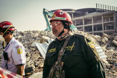 Bangkok, Tayland, 28 Mart 2025 'te Bangkok' taki kurtarma ekipleri, depremin Tayland başkentini vurmasından sonra yıkılan yüksek binaların inşaatı devam ediyor..