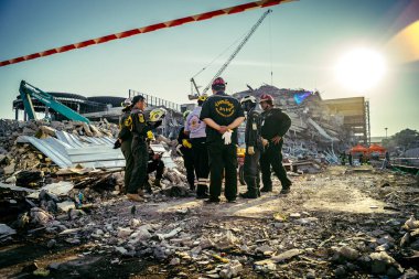 Bangkok, Tayland, 28 Mart 2025 'te Bangkok' taki kurtarma ekipleri, depremin Tayland başkentini vurmasından sonra yıkılan yüksek binaların inşaatı devam ediyor..