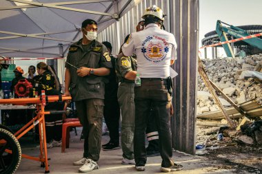 Bangkok, Tayland, 28 Mart 2025 'te Bangkok' taki kurtarma ekipleri, depremin Tayland başkentini vurmasından sonra yıkılan yüksek binaların inşaatı devam ediyor..
