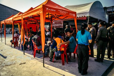 Bangkok, Tayland, 28 Mart 2025 'te Bangkok' taki kurtarma ekipleri, depremin Tayland başkentini vurmasından sonra yıkılan yüksek binaların inşaatı devam ediyor..