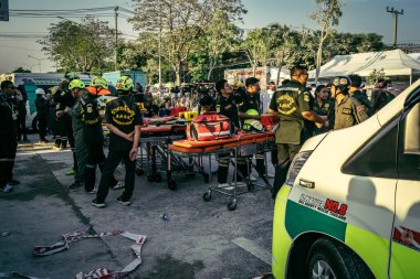 Bangkok, Tayland, 28 Mart 2025 'te Bangkok' taki kurtarma ekipleri, depremin Tayland başkentini vurmasından sonra yıkılan yüksek binaların inşaatı devam ediyor..