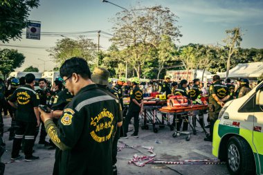 Bangkok, Tayland, 28 Mart 2025 'te Bangkok' taki kurtarma ekipleri, depremin Tayland başkentini vurmasından sonra yıkılan yüksek binaların inşaatı devam ediyor..