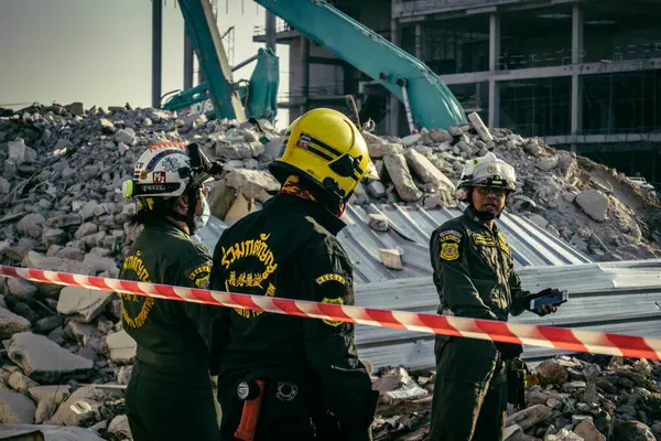 Bangkok, Tayland, 28 Mart 2025 'te Bangkok' taki kurtarma ekipleri, depremin Tayland başkentini vurmasından sonra yıkılan yüksek binaların inşaatı devam ediyor..