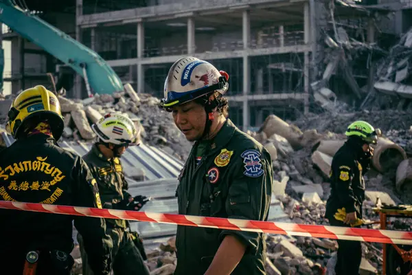 Bangkok, Tayland, 28 Mart 2025 'te Bangkok' taki kurtarma ekipleri, depremin Tayland başkentini vurmasından sonra yıkılan yüksek binaların inşaatı devam ediyor..