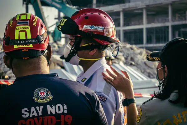 Bangkok, Tayland, 28 Mart 2025 'te Bangkok' taki kurtarma ekipleri, depremin Tayland başkentini vurmasından sonra yıkılan yüksek binaların inşaatı devam ediyor..