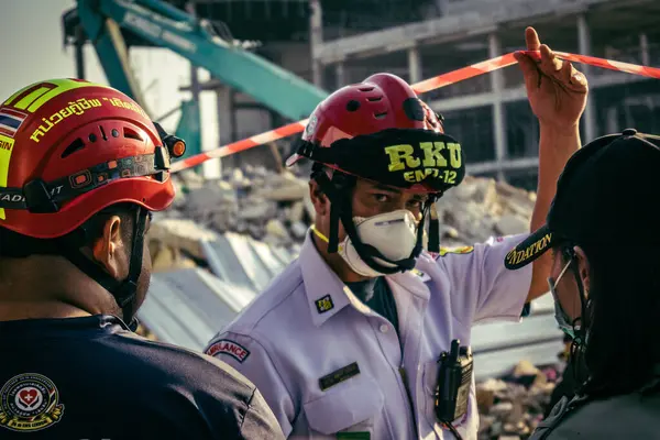 Bangkok, Tayland, 28 Mart 2025 'te Bangkok' taki kurtarma ekipleri, depremin Tayland başkentini vurmasından sonra yıkılan yüksek binaların inşaatı devam ediyor..