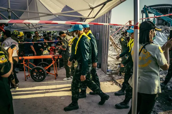 Bangkok, Tayland, 28 Mart 2025 'te Bangkok' taki kurtarma ekipleri, depremin Tayland başkentini vurmasından sonra yıkılan yüksek binaların inşaatı devam ediyor..