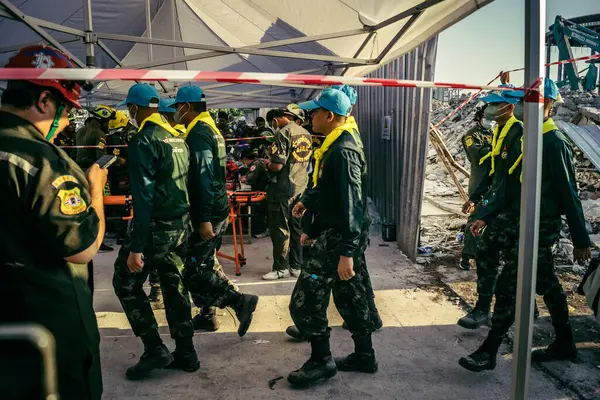Bangkok, Tayland, 28 Mart 2025 'te Bangkok' taki kurtarma ekipleri, depremin Tayland başkentini vurmasından sonra yıkılan yüksek binaların inşaatı devam ediyor..