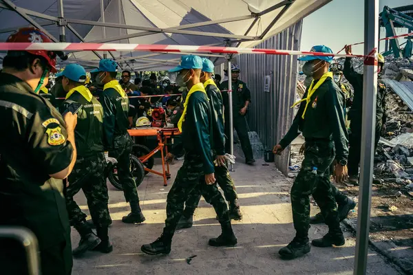 Bangkok, Tayland, 28 Mart 2025 'te Bangkok' taki kurtarma ekipleri, depremin Tayland başkentini vurmasından sonra yıkılan yüksek binaların inşaatı devam ediyor..