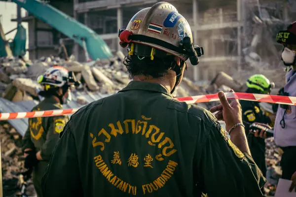 Bangkok, Tayland, 28 Mart 2025 'te Bangkok' taki kurtarma ekipleri, depremin Tayland başkentini vurmasından sonra yıkılan yüksek binaların inşaatı devam ediyor..