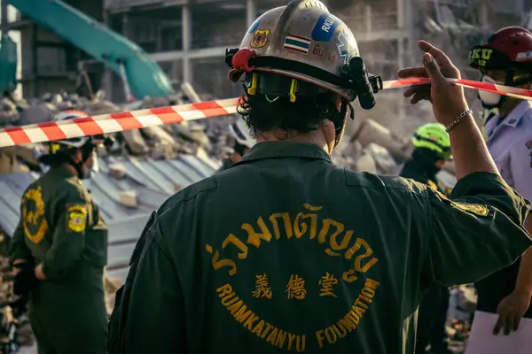 Bangkok, Tayland, 28 Mart 2025 'te Bangkok' taki kurtarma ekipleri, depremin Tayland başkentini vurmasından sonra yıkılan yüksek binaların inşaatı devam ediyor..