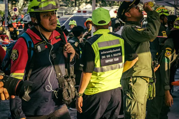 Bangkok, Tayland, 28 Mart 2025 'te Bangkok' taki kurtarma ekipleri, depremin Tayland başkentini vurmasından sonra yıkılan yüksek binaların inşaatı devam ediyor..