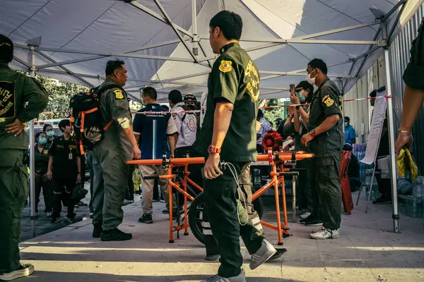 Bangkok, Tayland, 28 Mart 2025 'te Bangkok' taki kurtarma ekipleri, depremin Tayland başkentini vurmasından sonra yıkılan yüksek binaların inşaatı devam ediyor..