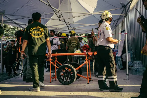 Bangkok, Tayland, 28 Mart 2025 'te Bangkok' taki kurtarma ekipleri, depremin Tayland başkentini vurmasından sonra yıkılan yüksek binaların inşaatı devam ediyor..