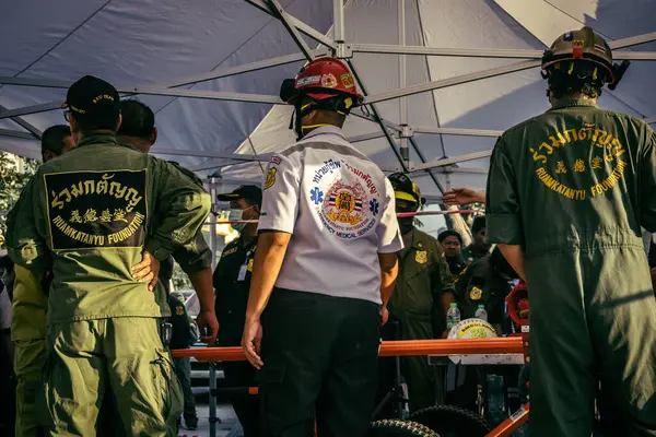 Bangkok, Tayland, 28 Mart 2025 'te Bangkok' taki kurtarma ekipleri, depremin Tayland başkentini vurmasından sonra yıkılan yüksek binaların inşaatı devam ediyor..