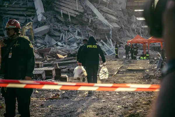 Bangkok, Tayland, 28 Mart 2025 'te Bangkok' taki kurtarma ekipleri, depremin Tayland başkentini vurmasından sonra yıkılan yüksek binaların inşaatı devam ediyor..