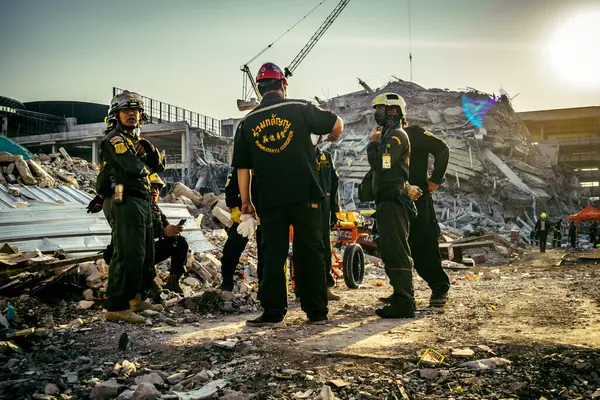 Bangkok, Tayland, 28 Mart 2025 'te Bangkok' taki kurtarma ekipleri, depremin Tayland başkentini vurmasından sonra yıkılan yüksek binaların inşaatı devam ediyor..