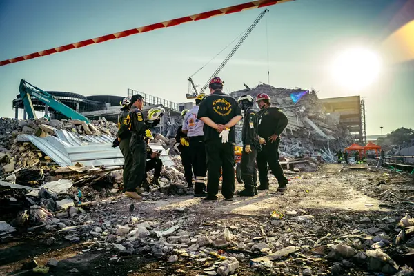 Bangkok, Tayland, 28 Mart 2025 'te Bangkok' taki kurtarma ekipleri, depremin Tayland başkentini vurmasından sonra yıkılan yüksek binaların inşaatı devam ediyor..