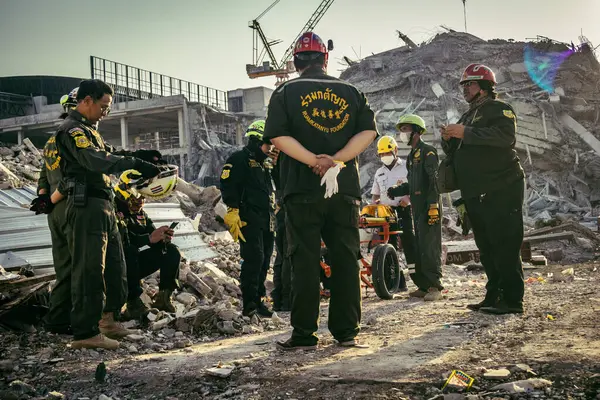 Bangkok, Tayland, 28 Mart 2025 'te Bangkok' taki kurtarma ekipleri, depremin Tayland başkentini vurmasından sonra yıkılan yüksek binaların inşaatı devam ediyor..